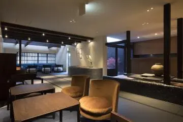 Sowaka lobby: enjoy a welcome drink and peruse the library