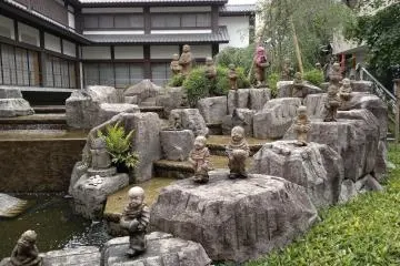 Sixteen arhats