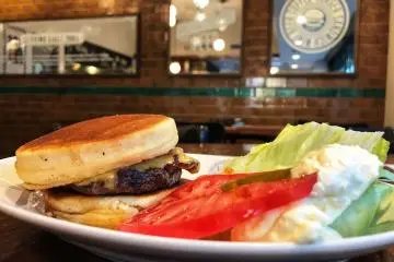 The special Hiroo Burger, sandwiched between two fluffy pancakes!