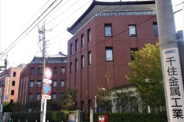 The almost pagoda-like design of the museum building (Photo: <a href="https://commons.wikimedia.org/wiki/File:An_overview_of_sekido_museum_of_art_senju_tokyo_2014.jpg" target="_blank" rel="noreferrer noopener nofollow">Kentin / CC BY-SA 4.0</a>)