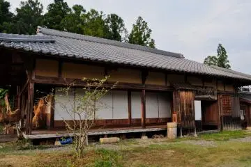 Keluarga ini juga berkecimpung di dunia pertanian organik. Rumah petani ini berumur 100 tahun.