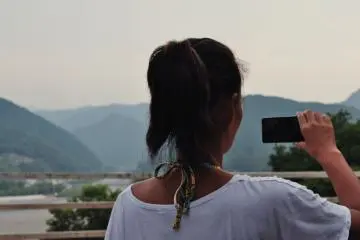 Di sini, mereka menyuguhkan makan siang, kopi, kue buatan sendiri dan jus segar. 