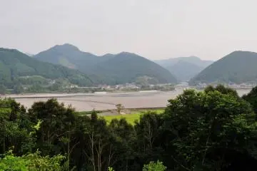 Kafe ini punya teras nyaman yang menghadap ke Sungai Kumano.