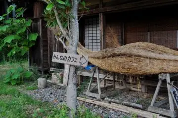 Sekali dalam setahun keluarga ini menggelar sebuah acara yang melarung kapal jerami buatan sendiri ini ke Sungai Kumano.