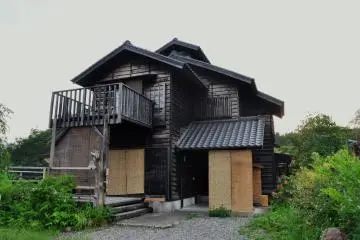 Guesthouse memiliki 4 kamar. Dengan biaya per malamnya untuk tiap orang adalah 6,500 yen.