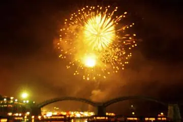 Sky bursts (Photo: <a href="http://www.gethiroshima.com" target="_blank" rel="noreferrer noopener nofollow">GetHiroshima</a>)