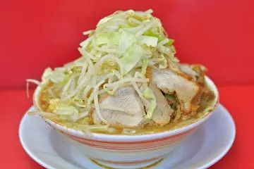 A calorie buster in the form of Ramen Jiro (Photo: <a href="https://commons.wikimedia.org/wiki/File:Ramen_Jiro_001.jpg" target="_blank" rel="noreferrer noopener nofollow">Ocdp / CC0 1.0</a>)
