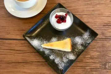 Cheesecake with berries and yoghurt 