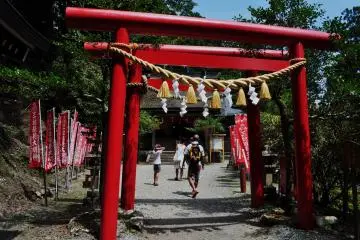 There is an Inari Shrine next to the main shrine. Tamaki Shrine is a major spot on the Okugakemichi trail which lead all the way from Yoshino Town to Hongu Town.