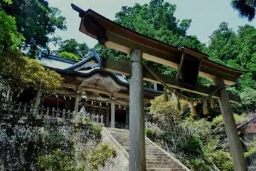 Tamaki Shrine's five kami-sama: Kuni-no-tokotachi-no-mikoto, Izanagi-no-mikoto, Izanami-no-mikoto, Ama-terasu-o-mikami, and Kamuyamato-iware-hiko-no-mikoto (Photo: Virginia González)