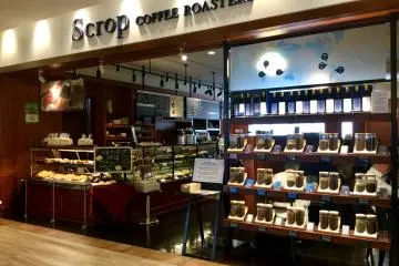Coffee shops for lingering, and a good selection of restaurants, too (Photo: Elizabeth Scally)