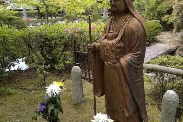 Statue in garden 