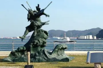 A statue of Yoshitsune (Photo: <a href="https://commons.wikimedia.org/wiki/File:Sculpture_of_Minamoto_no_Yoshitsune_and_Taira_no_Tomomori_in_Mimosusogawa_Park.jpg" target="_blank" rel="noreferrer noopener nofollow">そらみみ</a> / <a href="https://creativecommons.org/licenses/by-sa/3.0/deed.en" target="_blank" rel="noreferrer noopener nofollow">CC BY-SA 3.0</a>)