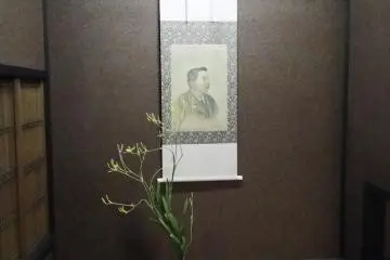 A scroll with Hearn's portrait sits in the home's tokonoma (alcove)