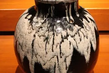 Tustsumi-yaki is characterized by simple shape, rough and glazed surface