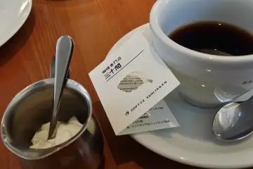 Coffee served with either whipped cream or milk