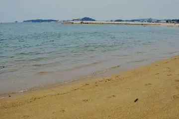 The beach counts with a skate park, a refreshment stall, toilets and changing rooms.