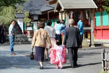 A girl with grandparents heading to Shiogama Shrine