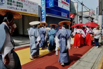 Ce défilé, qui commence à 9h du matin, part du sanctuaire Tokei-jinja et va jusqu'au port Egawa
