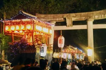 Le point fort du festival est lorsque les chars passent à travers la porte sacrée du sanctuaire