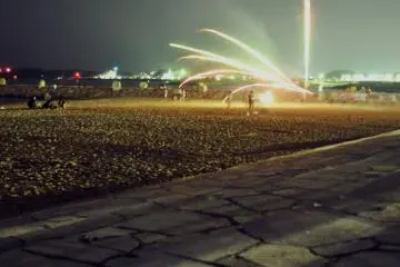 Au même moment la plage est pleine d'enfants jouant avec des feux d'artifice