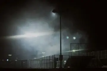 La plage prend vie la nuit. Des skateurs et musiciens viennent ici le soir