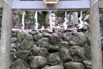 Boulder worship