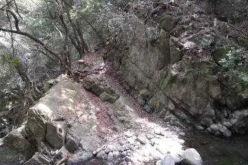 Small marker on top of rocky area