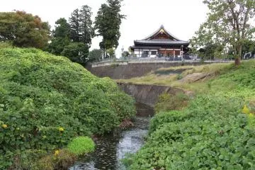 A view of Zenshoji from the river