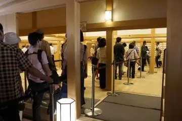 The high number of visitors here (due to Nagoya caste's main keep being closed until 2022) creates a long queue for Honmaru Goten - however the inside of the palace is not too crowded