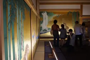 The doors and walls inside Honmaru Goten are decorated with lavish paintings of animals, birds, plants, and seasons. These works of arts are created by skillful Japanese artists only.
