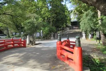 A red bridge on the way 