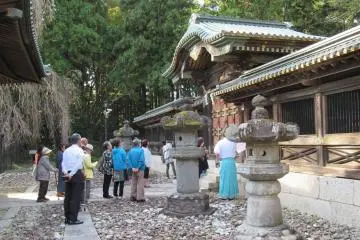 A group of people observing the main building of Toshogu