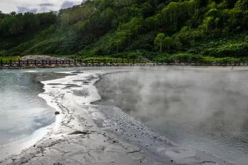 L'eau bouillonnante est entourée par un anneau de boue dans lequel je n'aimerais pas tomber