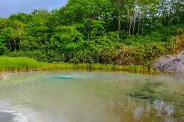Une eau extrêmement froide sort de ce trou bleu à côté du lac bouillant