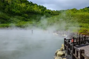 Le chemin autour du lac offre de jolis points de vue sur le site et les montagnes alentour