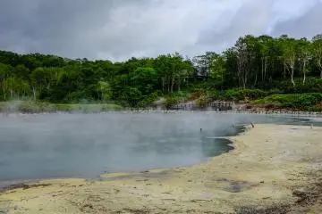 La couleur de l'eau change autour du lac, malheureusement l'odeur quant à elle reste