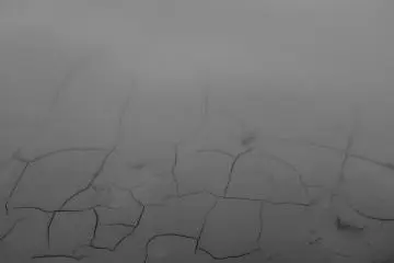 De la boue craquelée autour du lac