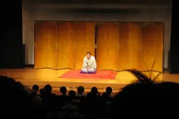 A rakugo performer entertaining his audience (Photo: <a href="https://commons.wikimedia.org/wiki/File:Rakugo-sanmafestival.jpg" target="_blank" rel="noreferrer noopener nofollow">vera46 / CC BY 2.0</a>)