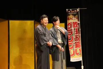 A pair of manzai comedians going for a verbal tit-for-tat on stage (Photo: <a href="https://commons.wikimedia.org/wiki/File:%E3%83%AA%E3%82%B9%E3%83%8A%E3%83%83%E3%83%97_%E6%BC%AB%E6%89%8D.jpg" target="_blank" rel="noreferrer noopener nofollow">ソクラテスと亀 / CC BY-SA 4.0</a>)