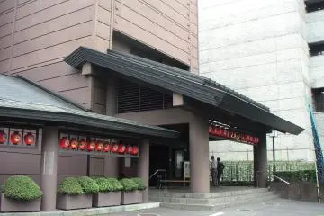 Entrance to the National Engei Hall (Photo: <a href="https://commons.wikimedia.org/wiki/File:National_Engei_Hall_of_Japan.jpg" target="_blank" rel="noreferrer noopener nofollow">っ / CC BY-SA 3.0</a>)
