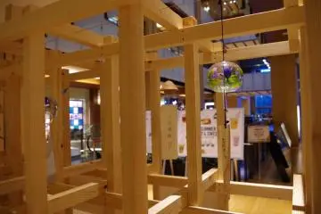 The glass wind chime of Fukushima is made with unique gold lacquer work.