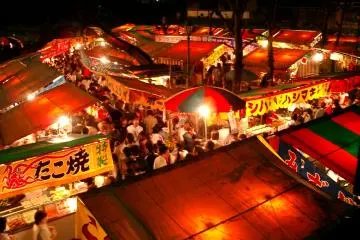 Yatai street stalls are part and parcel of any festival, especially one that attracts over 750,000 visitors.... (Photo: <a href="https://commons.wikimedia.org/wiki/File:Yomise(Yatai).JPG" target="_blank" rel="noreferrer noopener nofollow">Tomomarusan / CC BY-SA 3.0</a>)