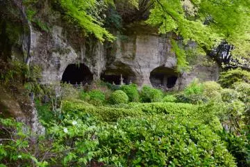 ศาลที่สร้างในผาหินในสวนของวัด Houkoku-ji 