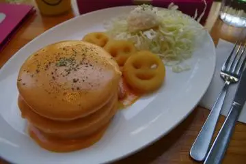 Creamy croque-monsieur pancake is a French-Japanese fusion dish. Cheese and ham sandwiched into three layers of pancakes. Spongy, creamy pancakes made well balance with shredded cabbage and potato salad, a hit for cheese lovers everywhere.