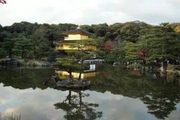 红叶妆点金阁寺