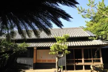 The "Kominka Project" took place 10 years ago. This was organized by a well-known 'Japanologist', Alex Kerr, who helped local authorities realize the cultural and historical value that these island’s 'kominka' have   (Photo: <a href="https://ojikajima.jp/" target="_blank" rel="noreferrer noopener nofollow">Ojika Island Tourism</a>)