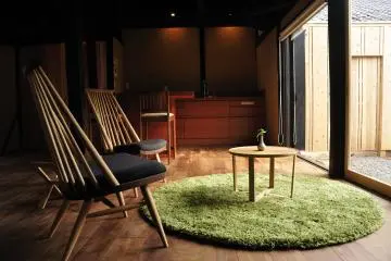 The graceful space of these 'kominka' has been created with stylish furniture, like these chairs which were produced by a well known chair-making company located in Hida-Takayama (Photo: <a href="https://ojikajima.jp/" target="_blank" rel="noreferrer noopener nofollow">Ojika Island Tourism</a>)
