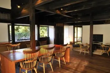 All of these 'kominka' have also been equipped with many modern conveniences such as air-conditioning and floor heating (Photo: <a href="https://ojikajima.jp/" target="_blank" rel="noreferrer noopener nofollow">Ojika Island Tourism</a>)