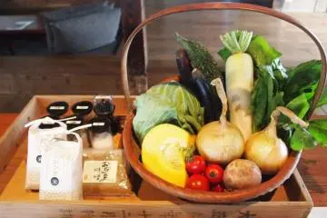 All of the necessary cooking utensils and cutlery are also provided so you can enjoy cooking and dining at your new home. To get the most out of your 'kominka' stay how about ordering some locally produced seasonal vegetable along with a rice set? This way you can enjoy your fresh veggies as well as support local farmers.